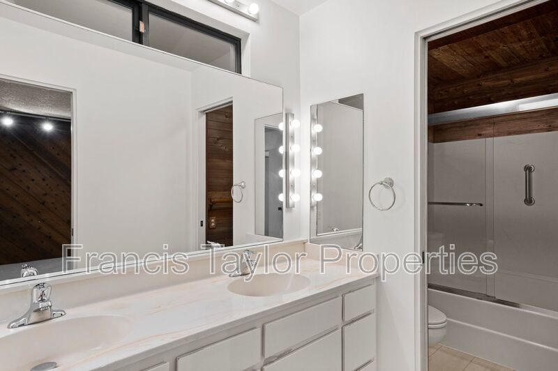 Large Home with Stunning Views in Vista property image