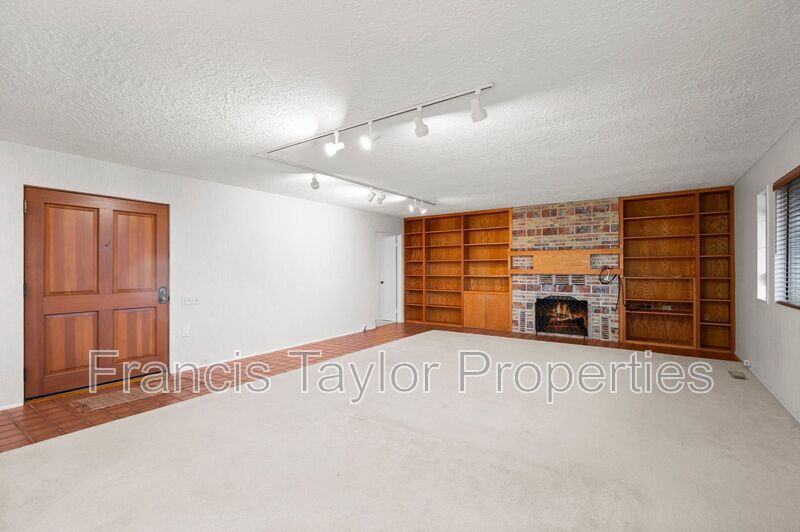 Large Home with Stunning Views in Vista property image