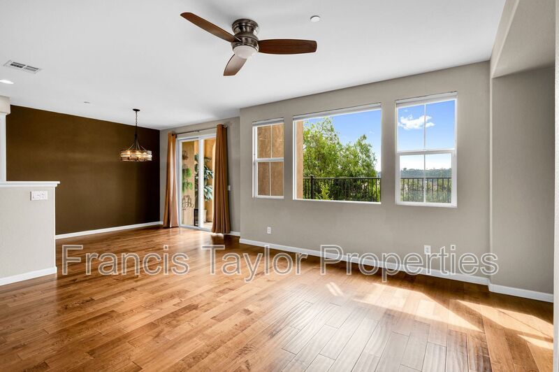 Centrally located 2 Bedroom Townhome in San Diego! property image
