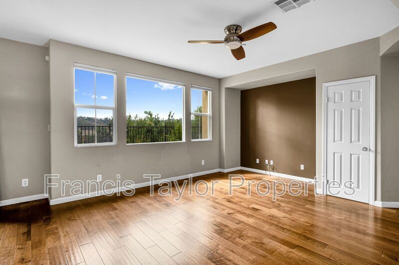 Centrally located 2 Bedroom Townhome in San Diego! property image