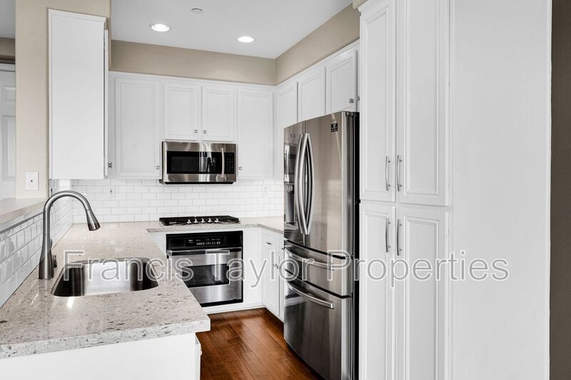 Centrally located 2 Bedroom Townhome in San Diego! property image