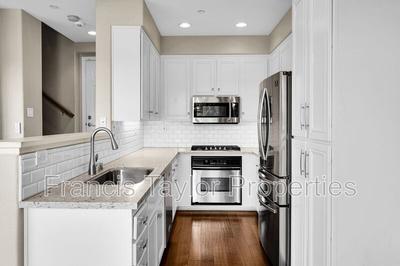 Centrally located 2 Bedroom Townhome in San Diego! property image