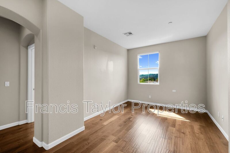Centrally located 2 Bedroom Townhome in San Diego! property image