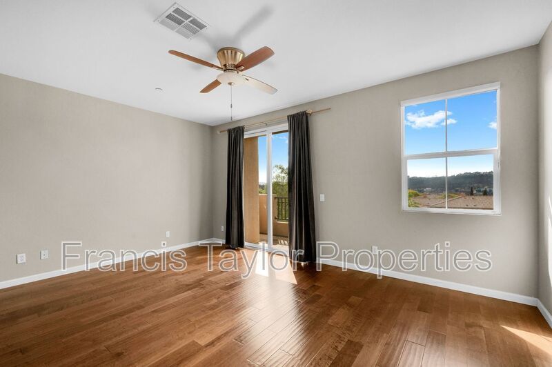 Centrally located 2 Bedroom Townhome in San Diego! property image