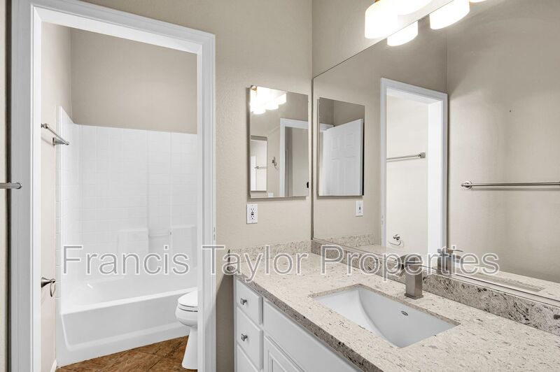 Centrally located 2 Bedroom Townhome in San Diego! property image