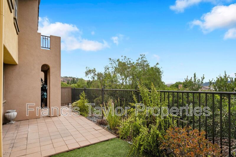 Centrally located 2 Bedroom Townhome in San Diego! property image