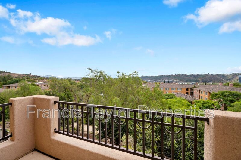 Centrally located 2 Bedroom Townhome in San Diego! property image