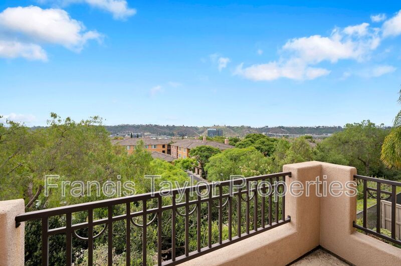 Centrally located 2 Bedroom Townhome in San Diego! property image