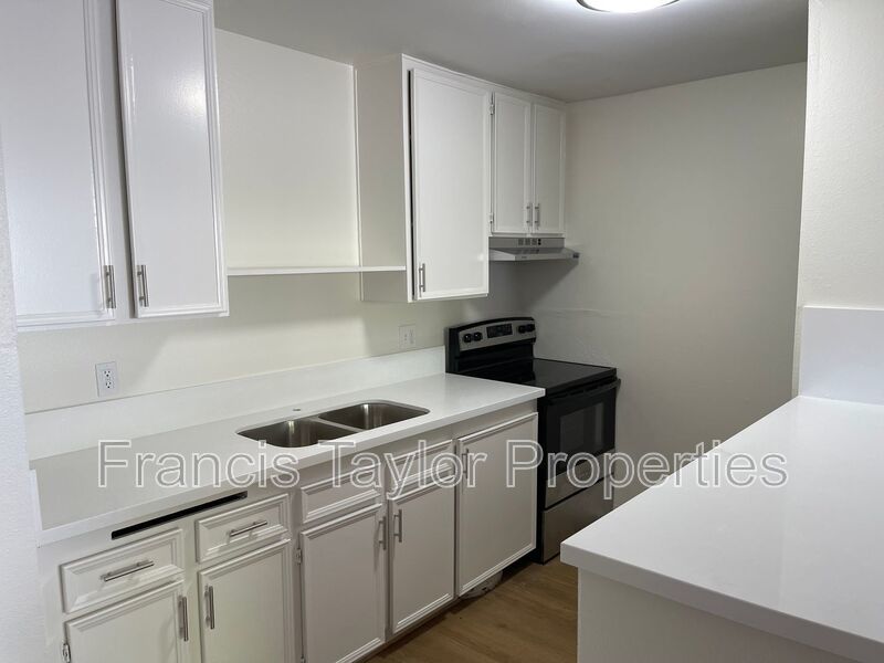 Refreshed 1 Bedroom Corner Unit! property image