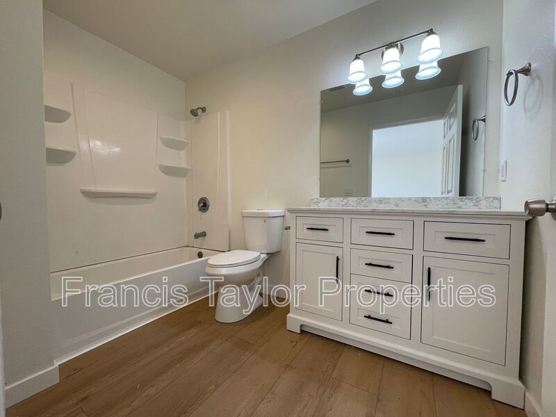 Recently Renovated Unit in Vista! property image